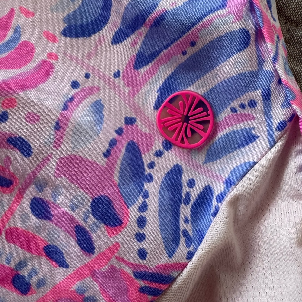 Lilly Pulitzer Luxletic 4" Ocean Trail
Shorts in Raz Berry Sea You Soon - XS - Picture 3 of 10